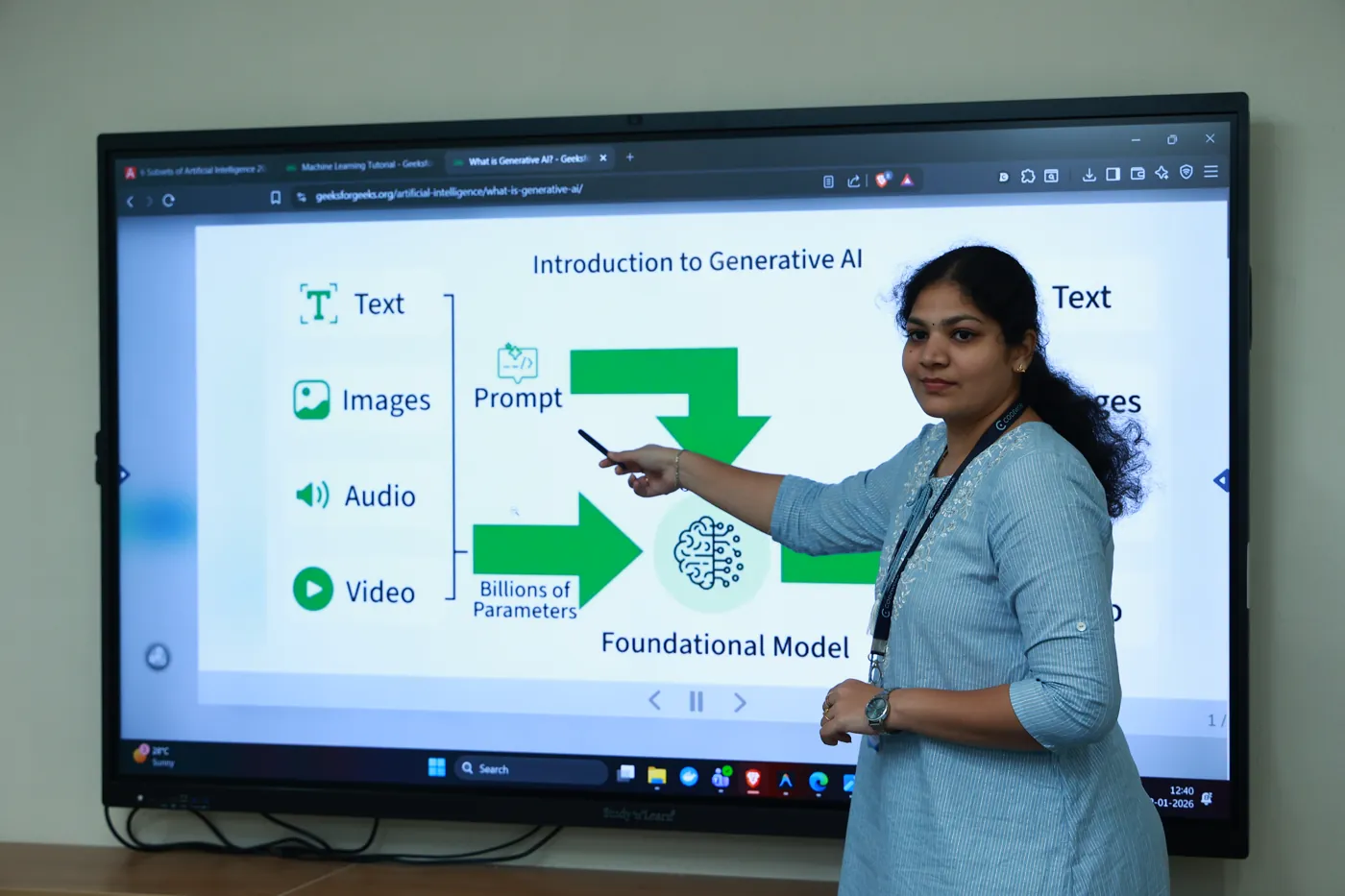 A CPLC trainer teaching an Introduction to Generative AI session